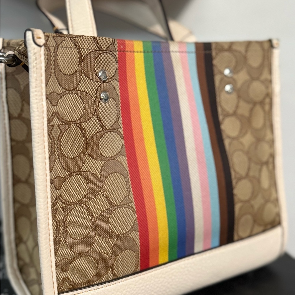 LIke New!!! COACH Dempsey Tote 22 in signature Jacquard - Picture 3 of 13